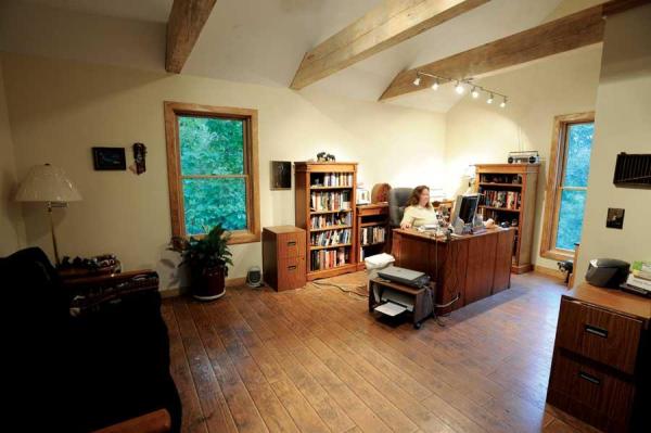 Lots of light and a high ceiling make for an inviting freestanding office.